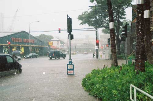 Flooding in Honolulu with vehicles in water