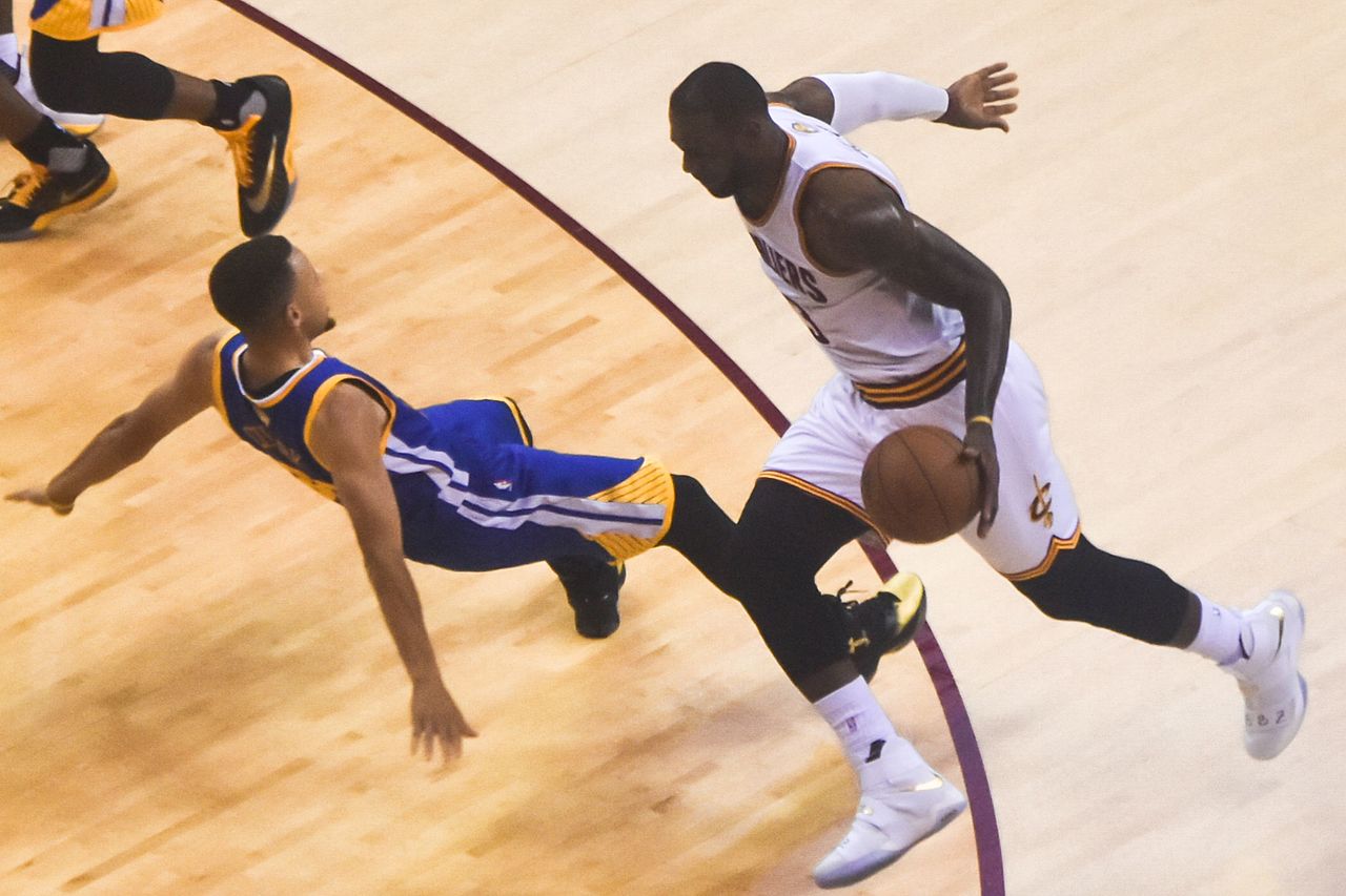 LeBron vs Curry - CelebTrendNow