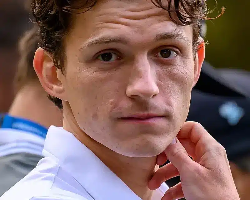 Tom Holland Height: How Spider-Man Sizes Up Off-Screen Tom Holland Height: How Spider-Man Sizes Up Off-Screen