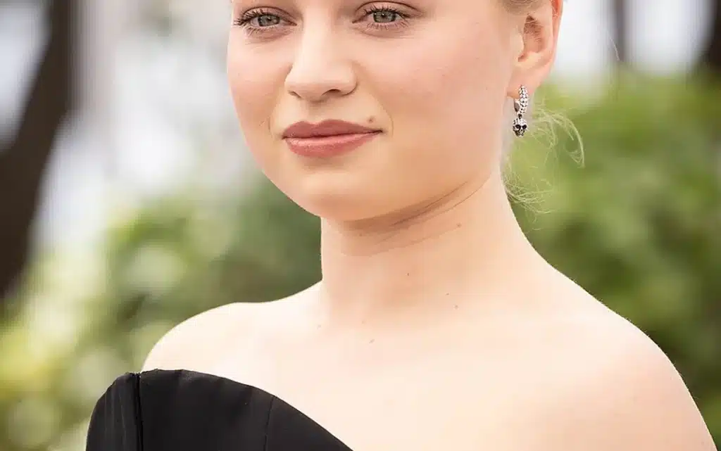 Mia Threapleton: Kate Winslet’s Daughter Forges Her Own Acting Path Mia Threapleton: Kate Winslet’s Daughter Forges Her Own Acting Path