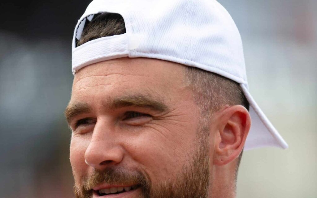 Travis Kelce & Taylor Swift: The Combined Fortune Behind the NFL’s Power Couple Travis Kelce & Taylor Swift: The Combined Fortune Behind the NFL’s Power Couple