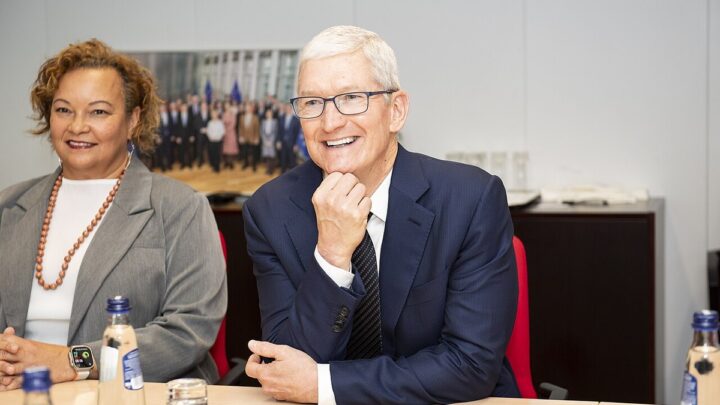 Tim Cook vs Lisa Su Residuals vs Upfront Pay 2026: Passive Income vs Active Earnings Breakdown