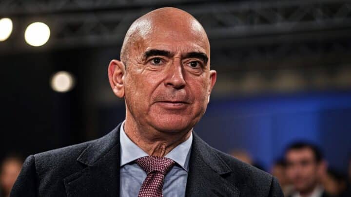 Jeff Bezos vs Bernard Arnault Financial Legacy Analysis 2026: Generational Wealth & Long-Term Financial Impact